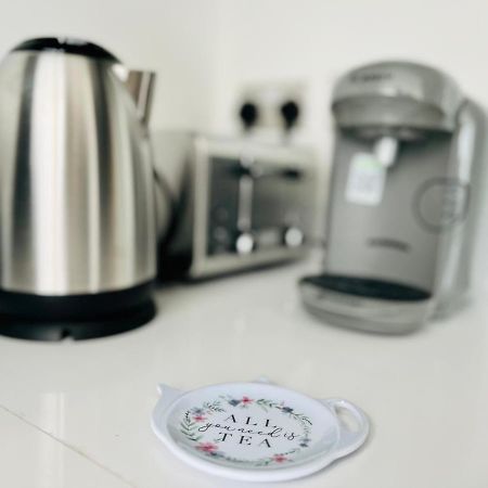Fully Equipped One Bedroom Apartment Near Old Trafford Stadium! Манчестър Екстериор снимка