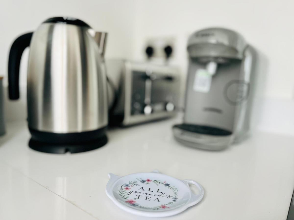 Fully Equipped One Bedroom Apartment Near Old Trafford Stadium! Манчестър Екстериор снимка