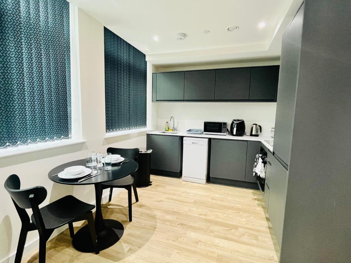 Fully Equipped One Bedroom Apartment Near Old Trafford Stadium! Манчестър Екстериор снимка