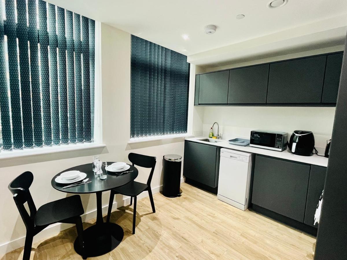 Fully Equipped One Bedroom Apartment Near Old Trafford Stadium! Манчестър Екстериор снимка