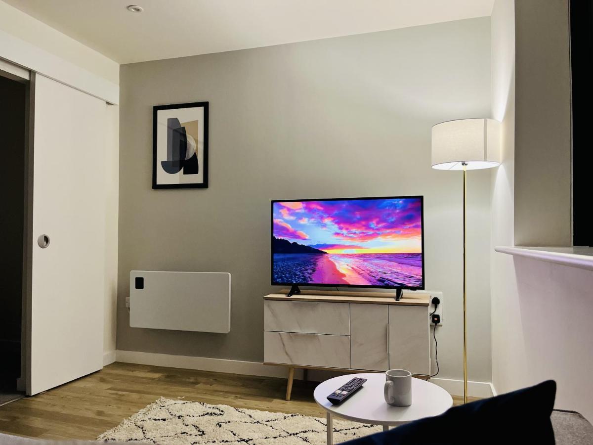 Fully Equipped One Bedroom Apartment Near Old Trafford Stadium! Манчестър Екстериор снимка