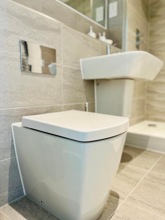 Fully Equipped One Bedroom Apartment Near Old Trafford Stadium! Манчестър Екстериор снимка
